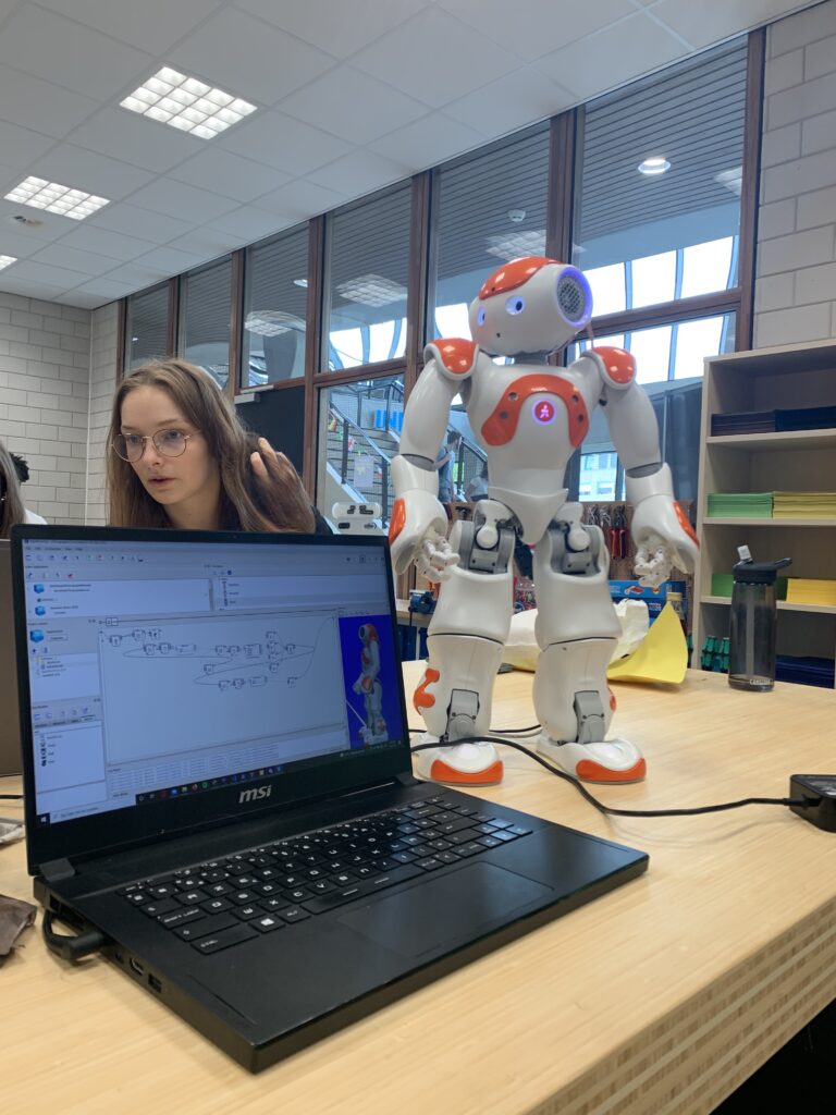 Laptop next to a Nao robot